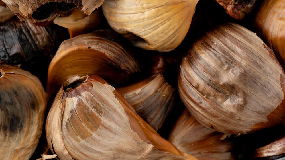 バラされた黒にんにくの画像