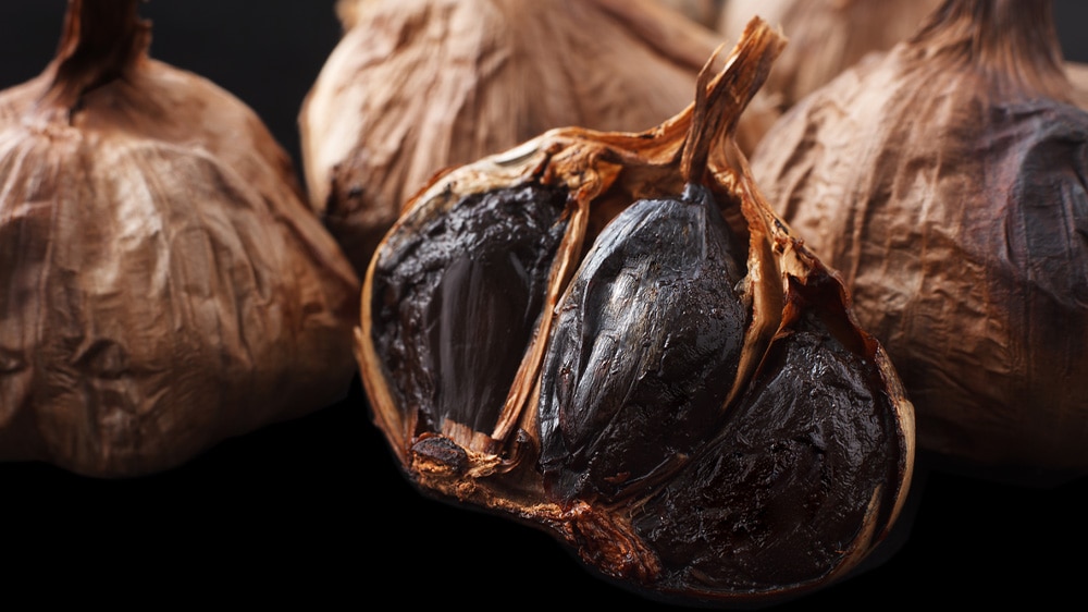 黒にんにくの断面の画像