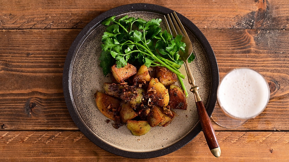 黒にんにくとジャガイモのソテーの画像