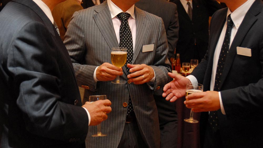 正装でパーティーに参加するイメージ画像