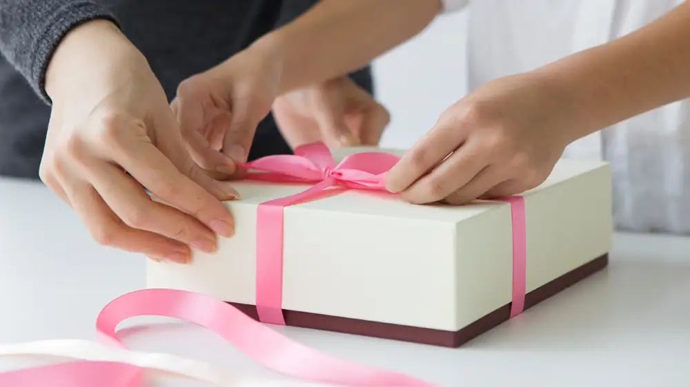 敬老の日のプレゼントを用意する光景の画像