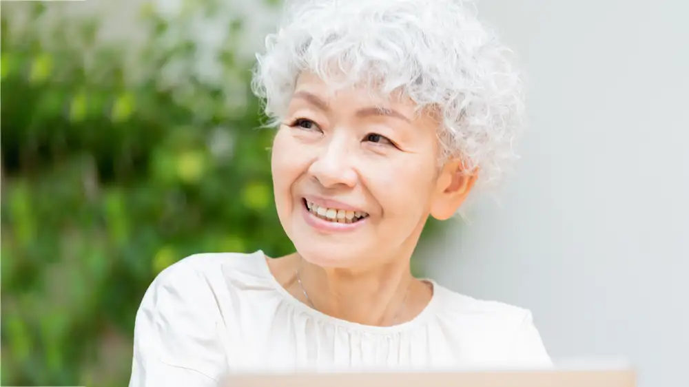 屋外で活動する高齢女性の画像