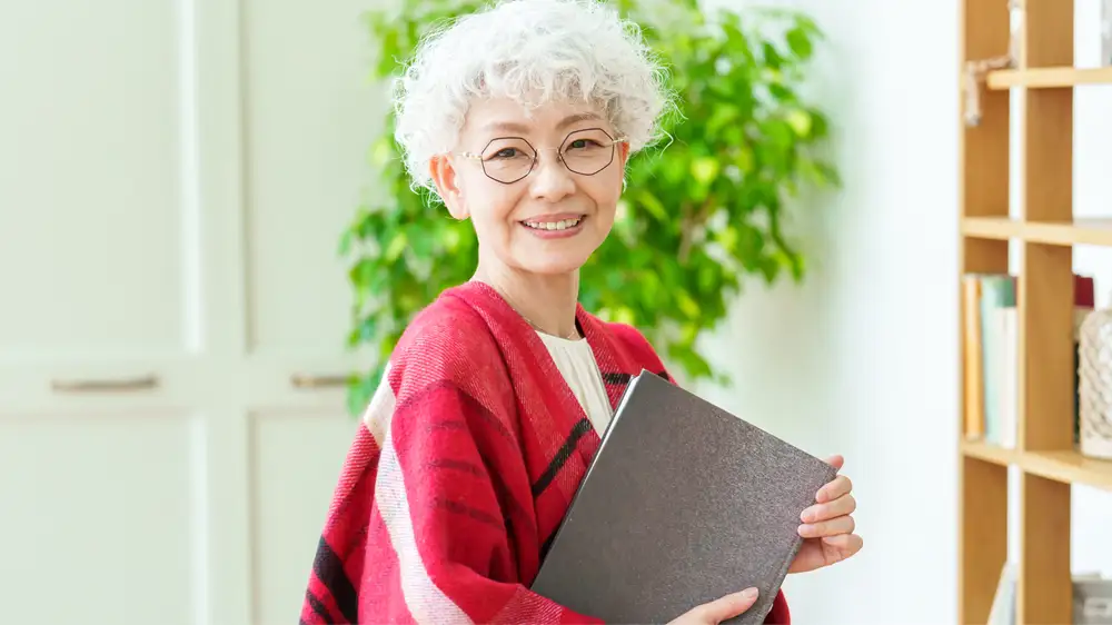 自宅で過ごす一人暮らしの高齢女性の画像