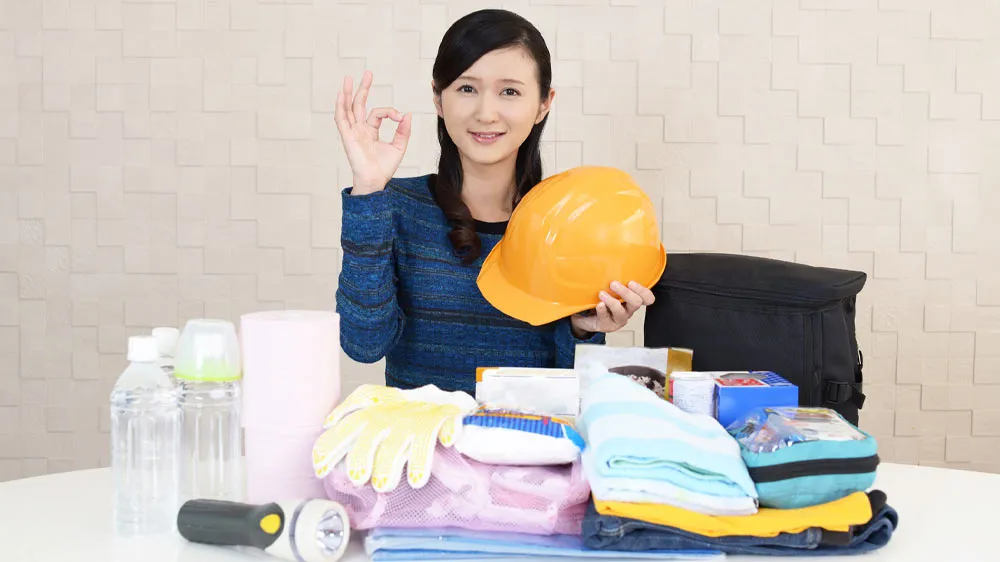 防災セットの準備万全の女性の画像