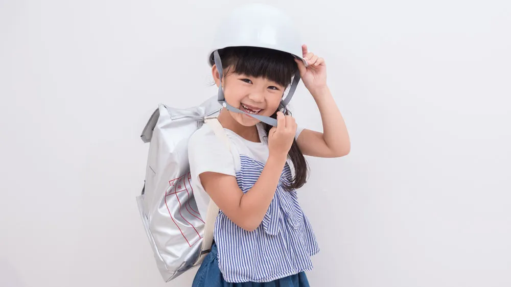 リュックサックタイプの防災セットをを背負う子どもの画像