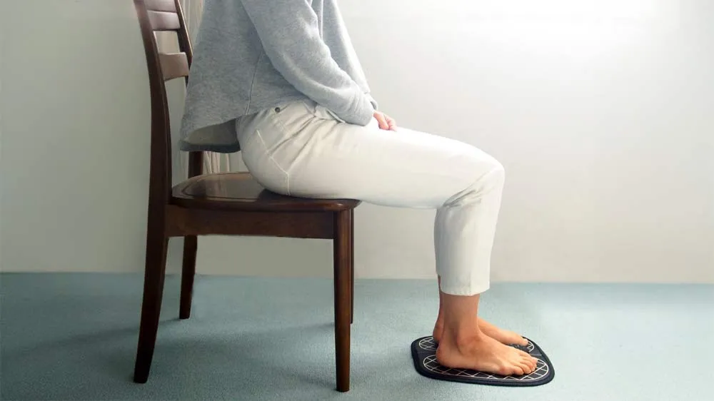 足用EMSを使用する女性の画像