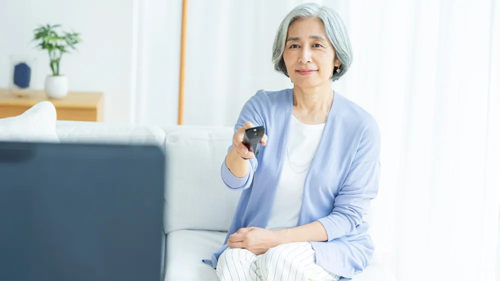 TVをみるシニア女性の画像