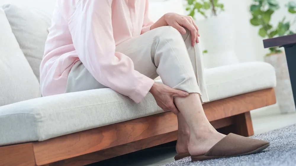 足を気にする女性のイメージ画像