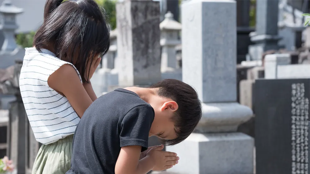 故人を偲ぶ子どもの画像