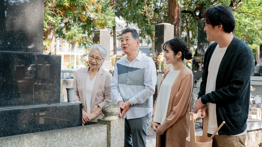 お墓参りに来た家族の画像