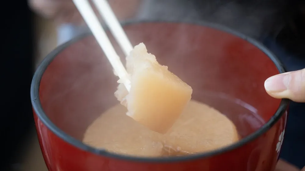 梅流しの大根を食べる画像