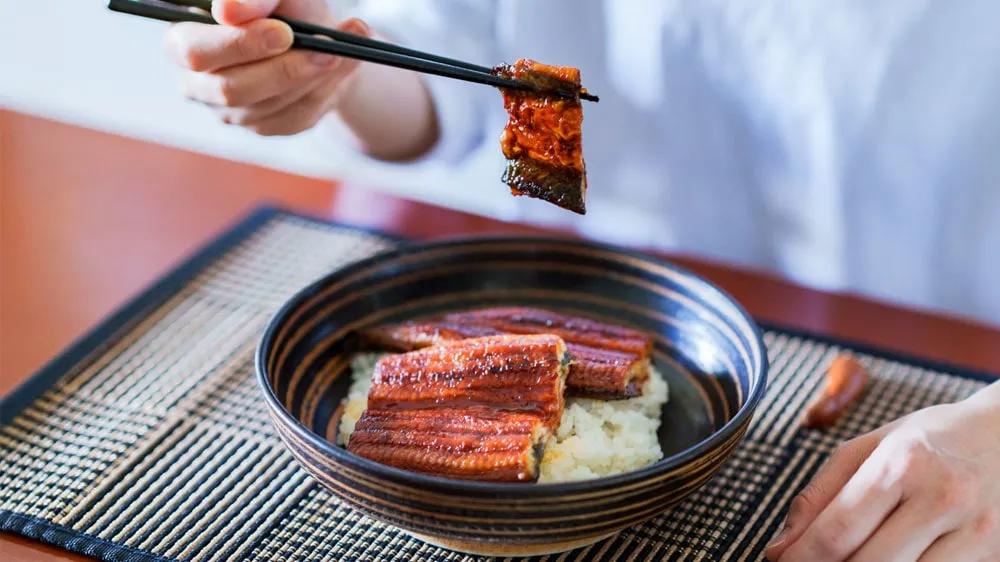 鰻の蒲焼きを食べるイメージ画像