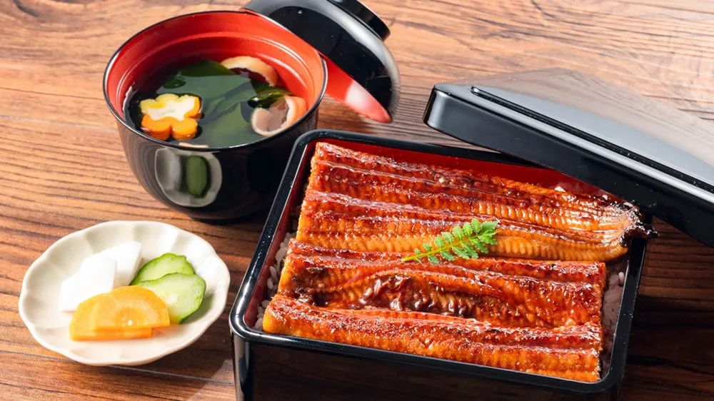 鰻重とお吸い物とお漬物の画像