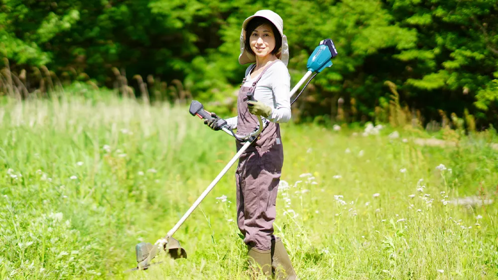 草刈をする女性の画像