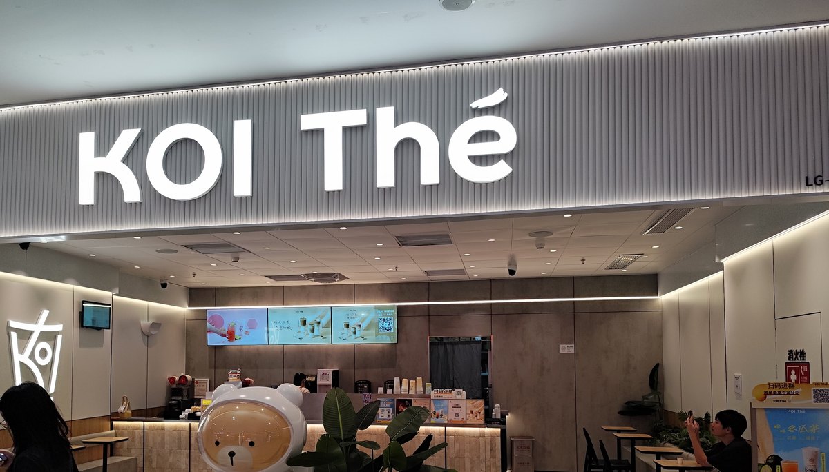 深圳のIN City ParkにあるKOI Théの店頭と注文カウンター
