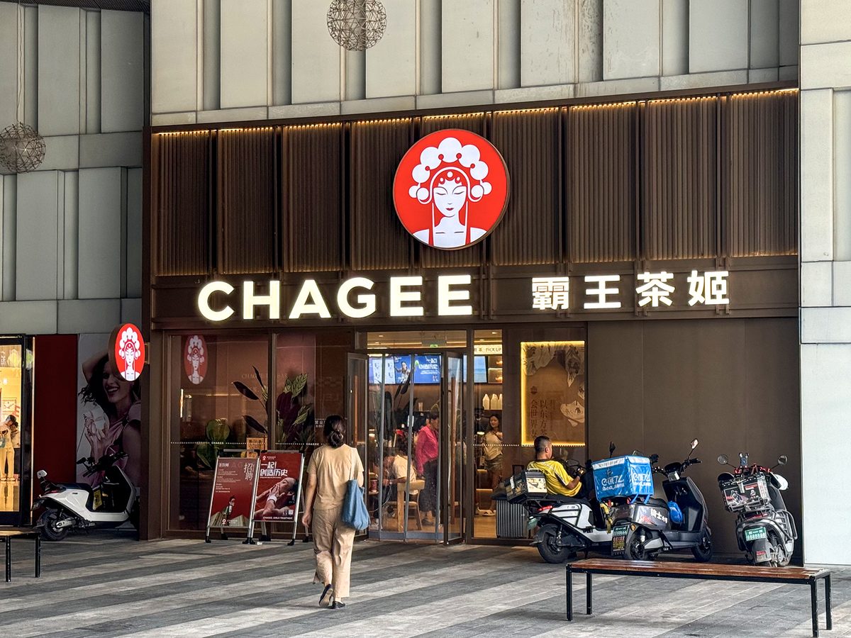中国・鄭州の商業施設にあるCHAGEE(霸王茶姫)の店舗外観。赤い丸のロゴとCHAGEEの看板文字