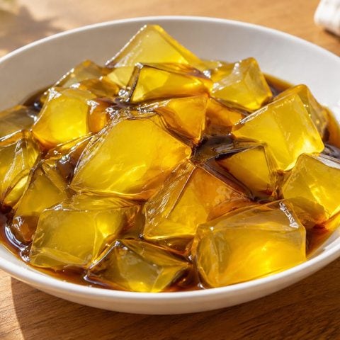 黄色く透き通った角切りの粉粿に黒糖シロップをかけたところ