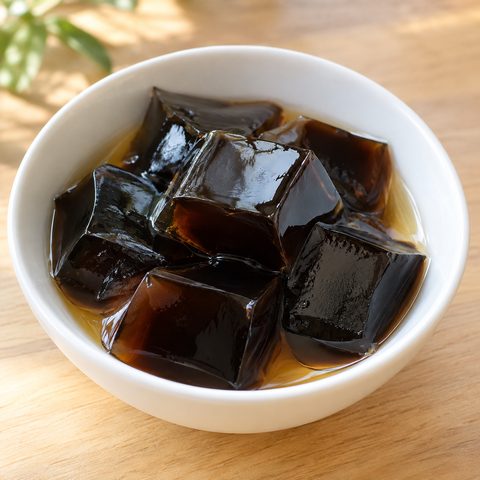 角切りにした黒い亀苓膏にシロップをかけたところ
