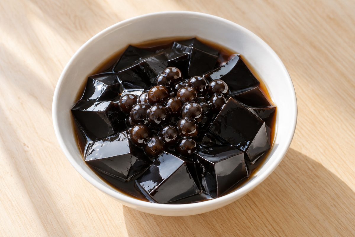 角切りにした仙草ゼリーに黒糖シロップとタピオカをのせた一皿