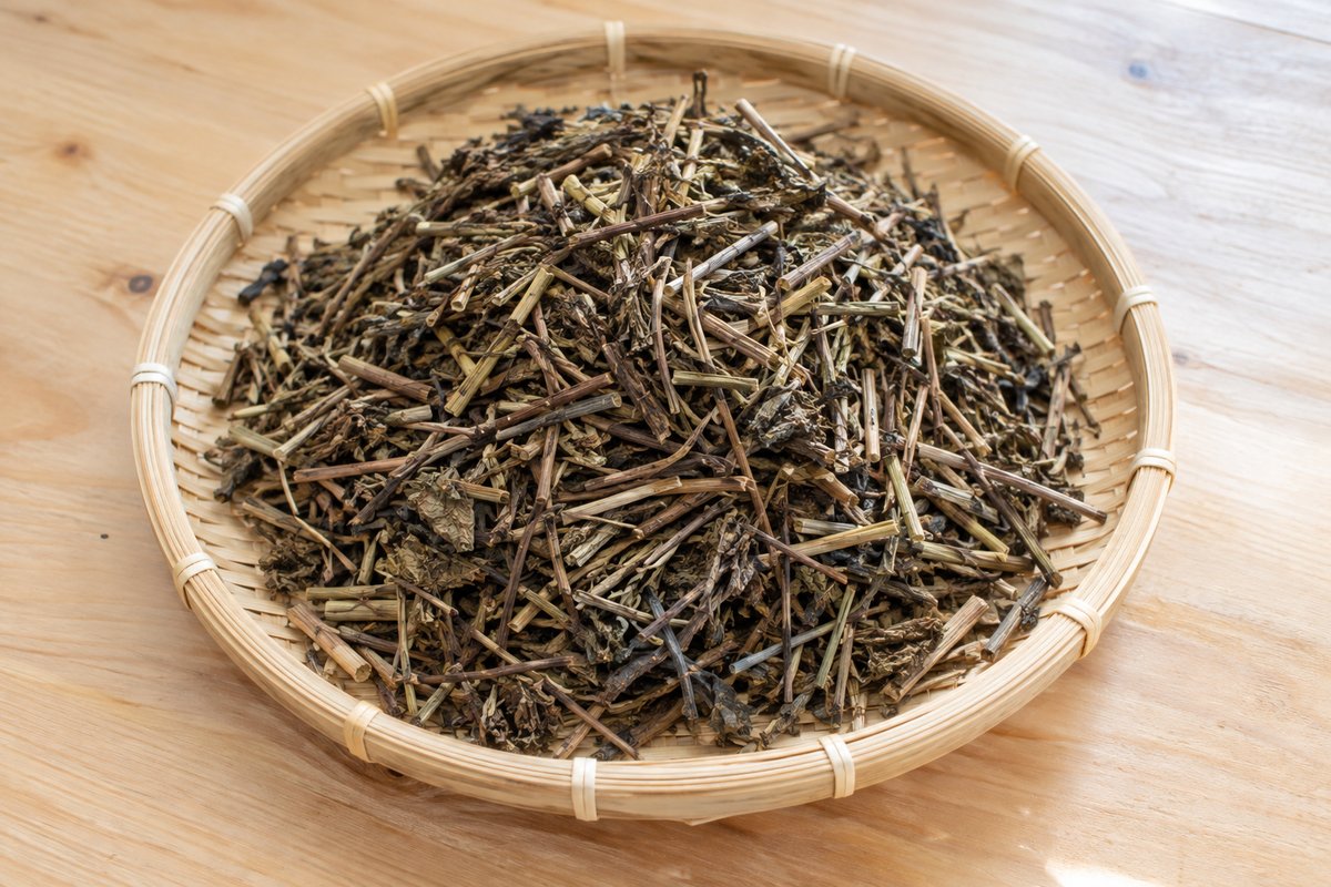 乾燥した仙草の茎と葉をざるに広げたところ