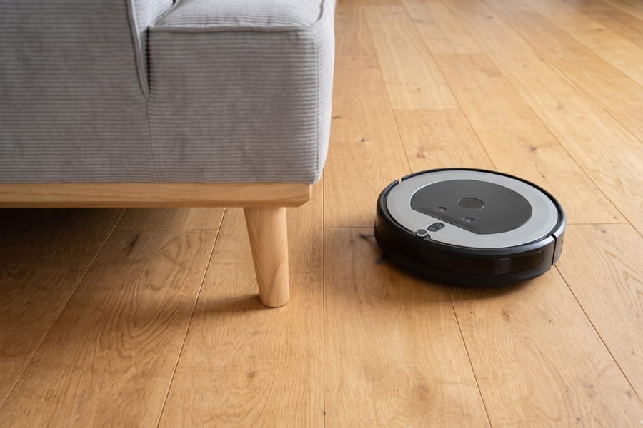 天然木の脚とロボット掃除機が通れる床とのすき間