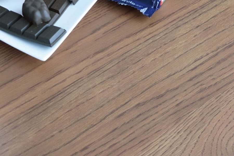 ボルセーナ ブラウンのオーク無垢天板の木目アップ