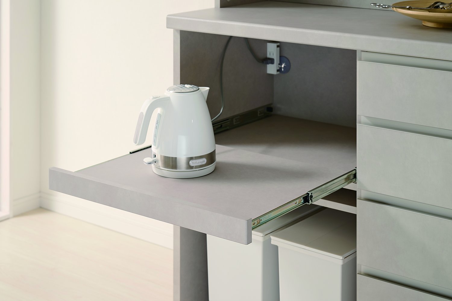 家電収納のスライドテーブルとコンセント
