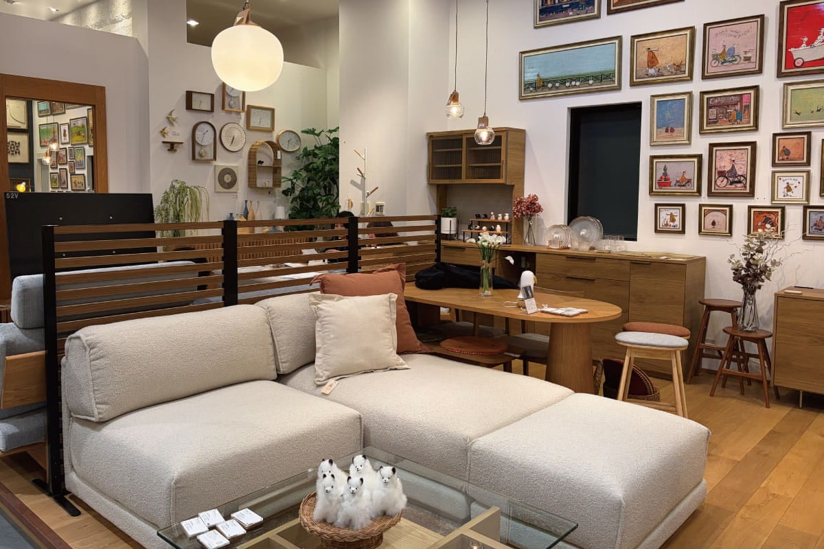 実際にソファの座り心地を体験できるフォーアニュの店舗イメージ