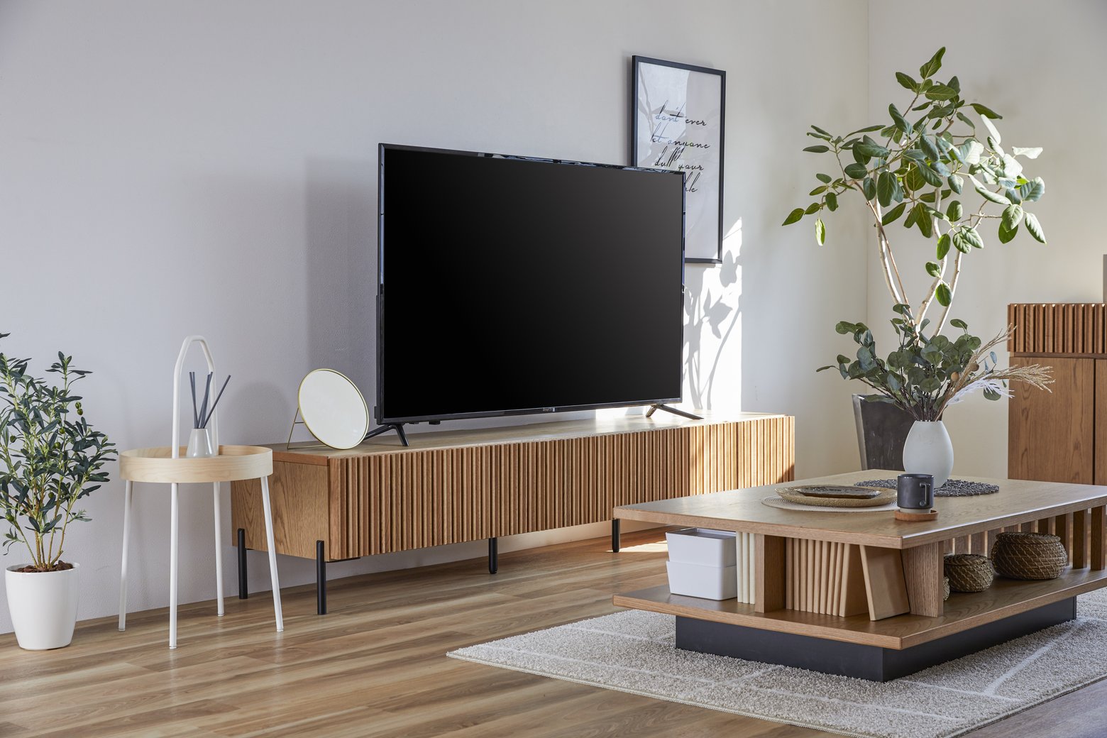 MINEA ミネア 壁掛けテレビボードのある明るいリビングコーディネート例