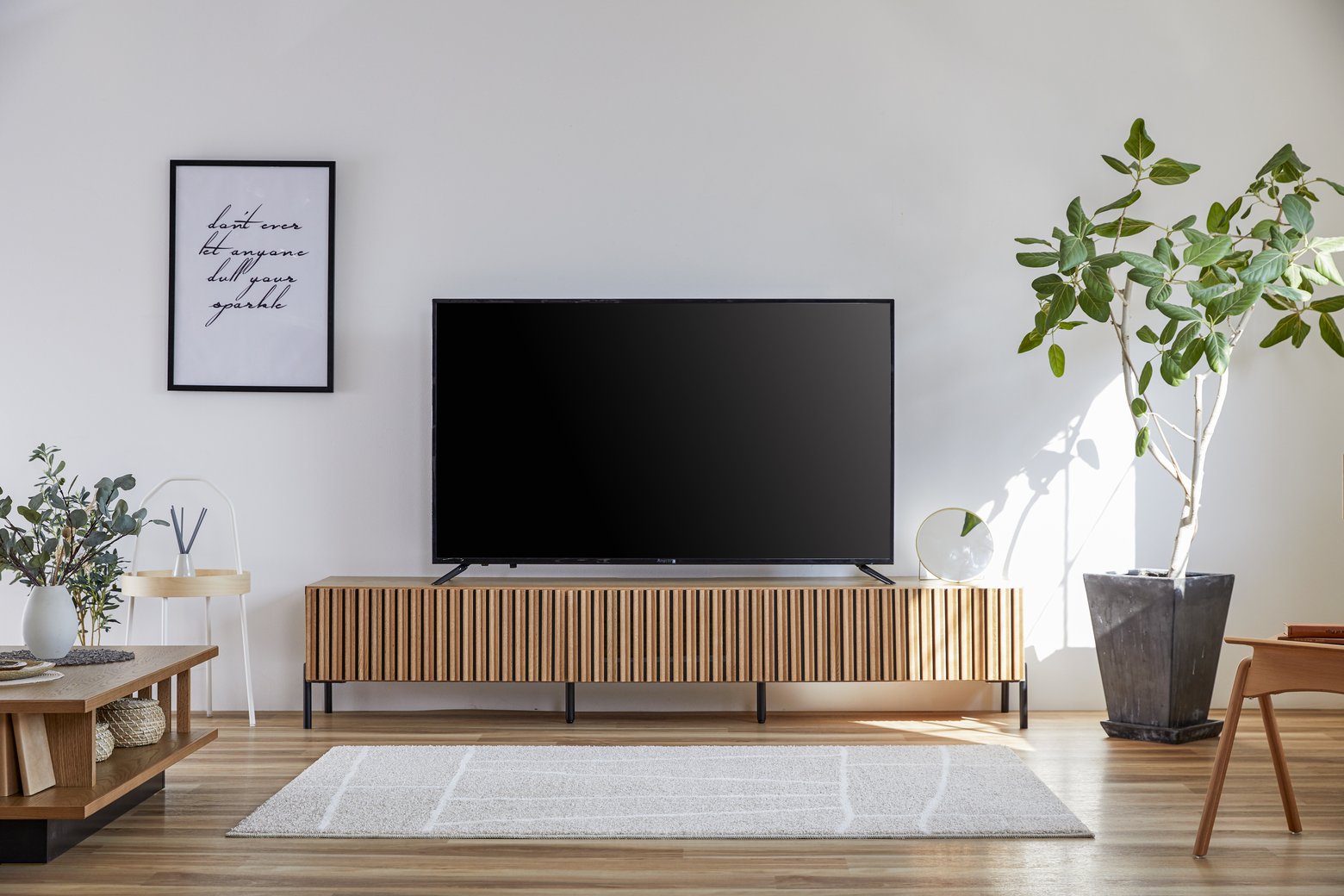 オーク材の壁掛けテレビボードで作る北欧テイストのリビング｜MINEAシリーズ