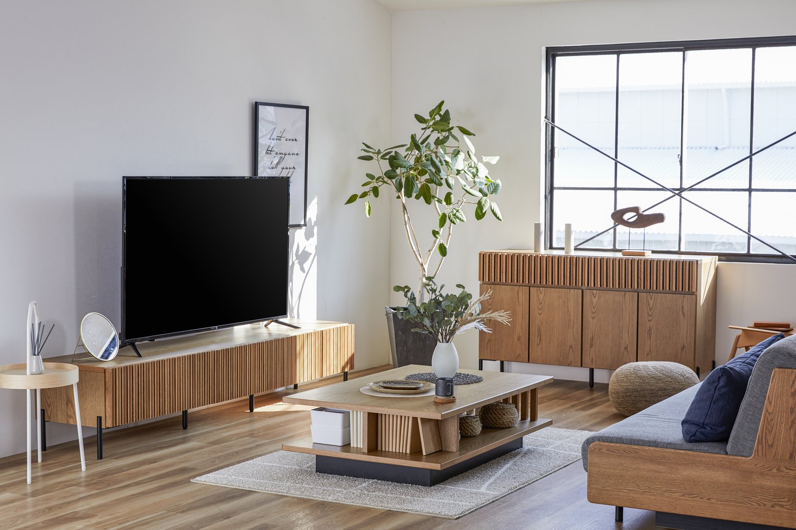 MINEA オーク色の壁掛けテレビボードで作る明るい北欧リビング