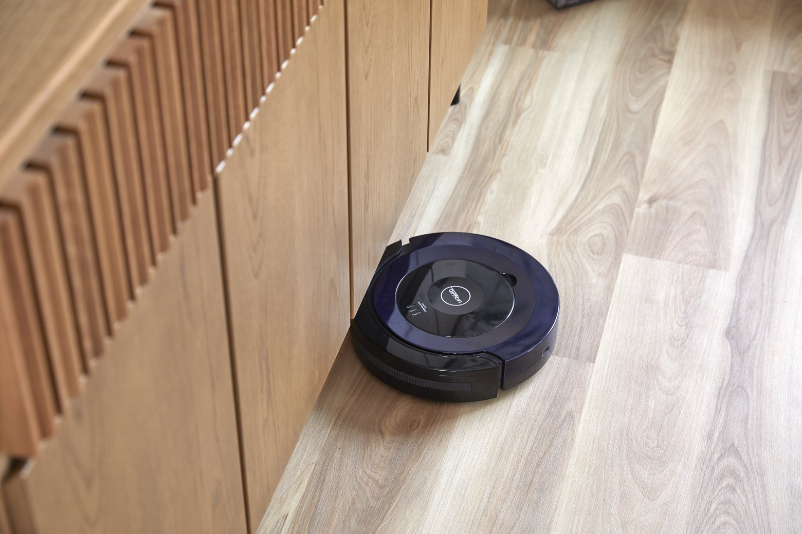 ロボット掃除機が床下を通過できる、脚高設計の壁掛けテレビボード｜MINEAシリーズ