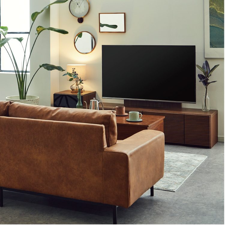 ウォールナットの壁掛けテレビボードとレザーソファのコンテンポラリーモダンリビング｜MINEAシリーズ