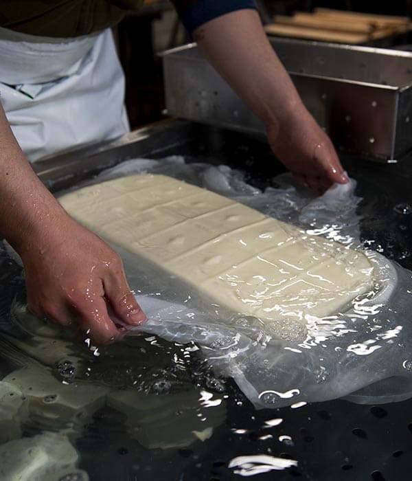 お豆腐文化と先代の技を継承し、これからも「嬉野温泉湯どうふ」を多くの皆様へお届けします。