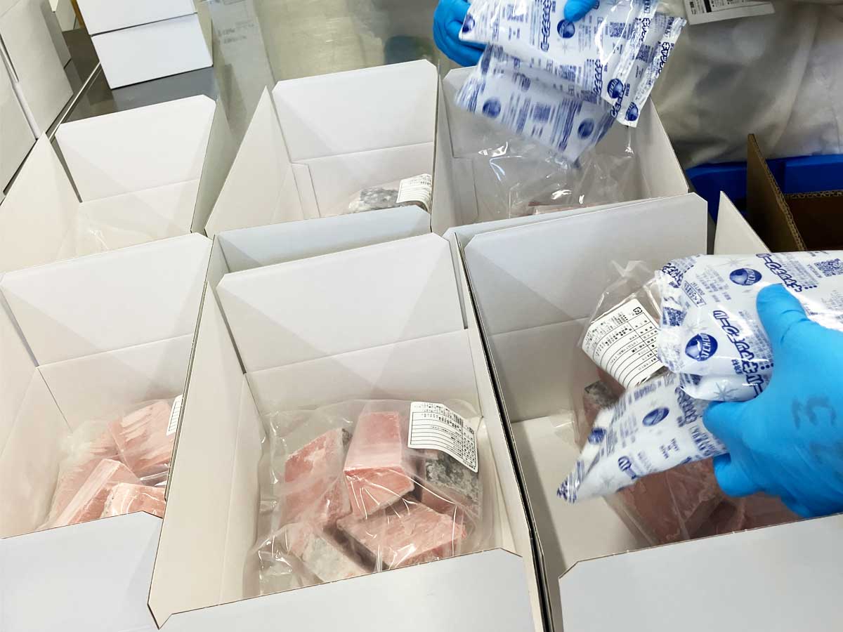 福一漁業オンラインショップの梱包作業の様子