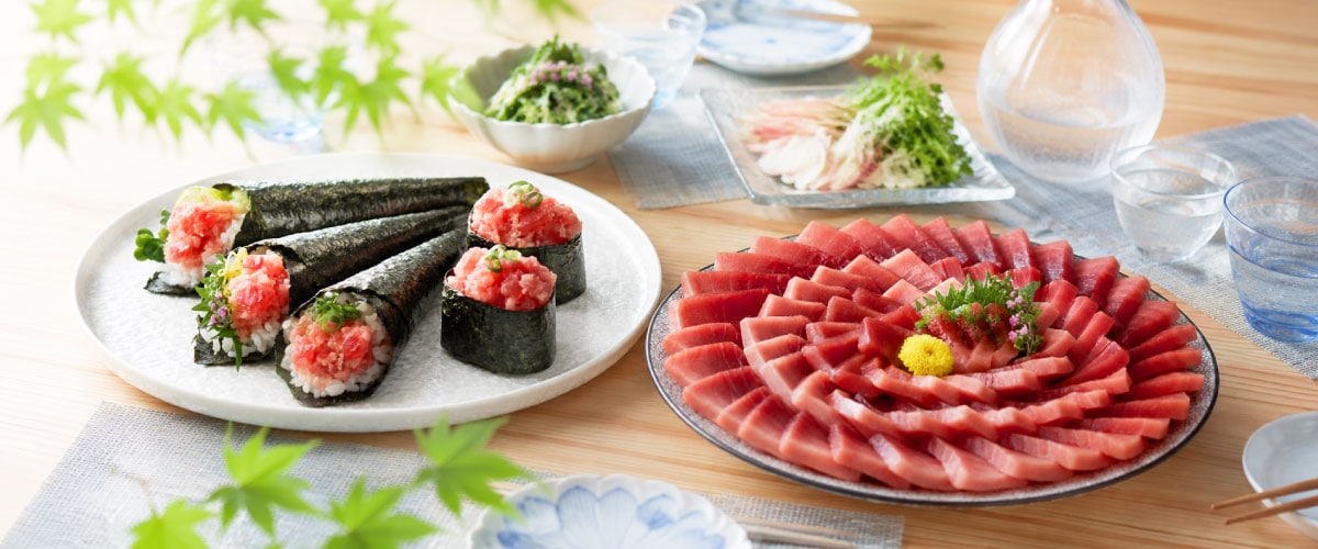 刺身や薬味を並べた涼しげな夏の食卓