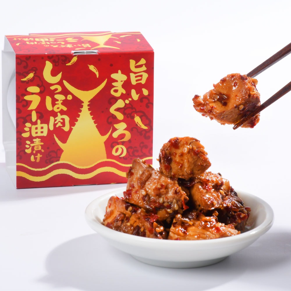旨いまぐろのしっぽ肉　ラー油漬けを箸で持ち上げる