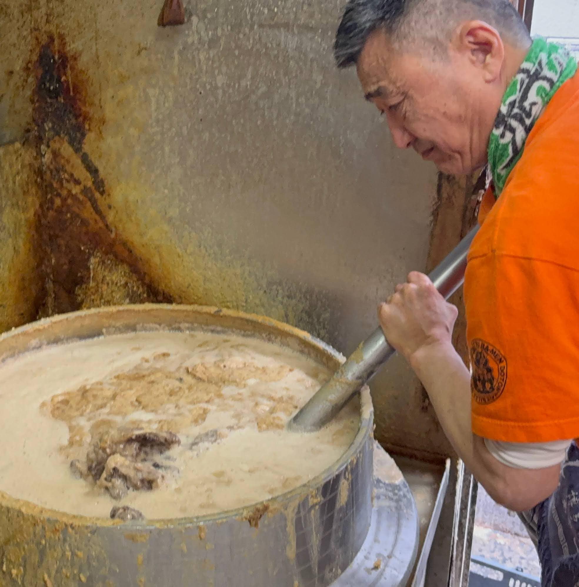 大将が命の釜を混ぜる