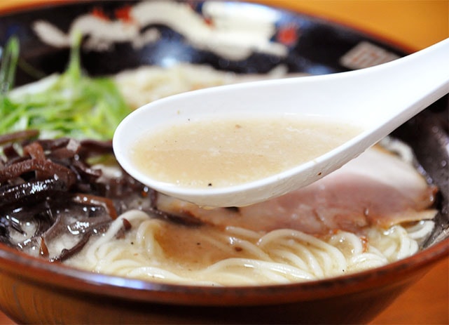 豚足まで煮出した極上スープ