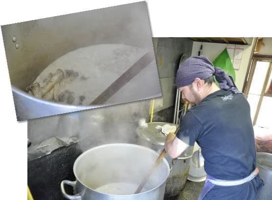 まむしラーメン スープ釜混ぜる