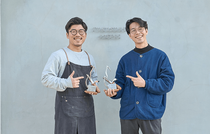 トロフィーを手に笑顔で並ぶ焙煎士