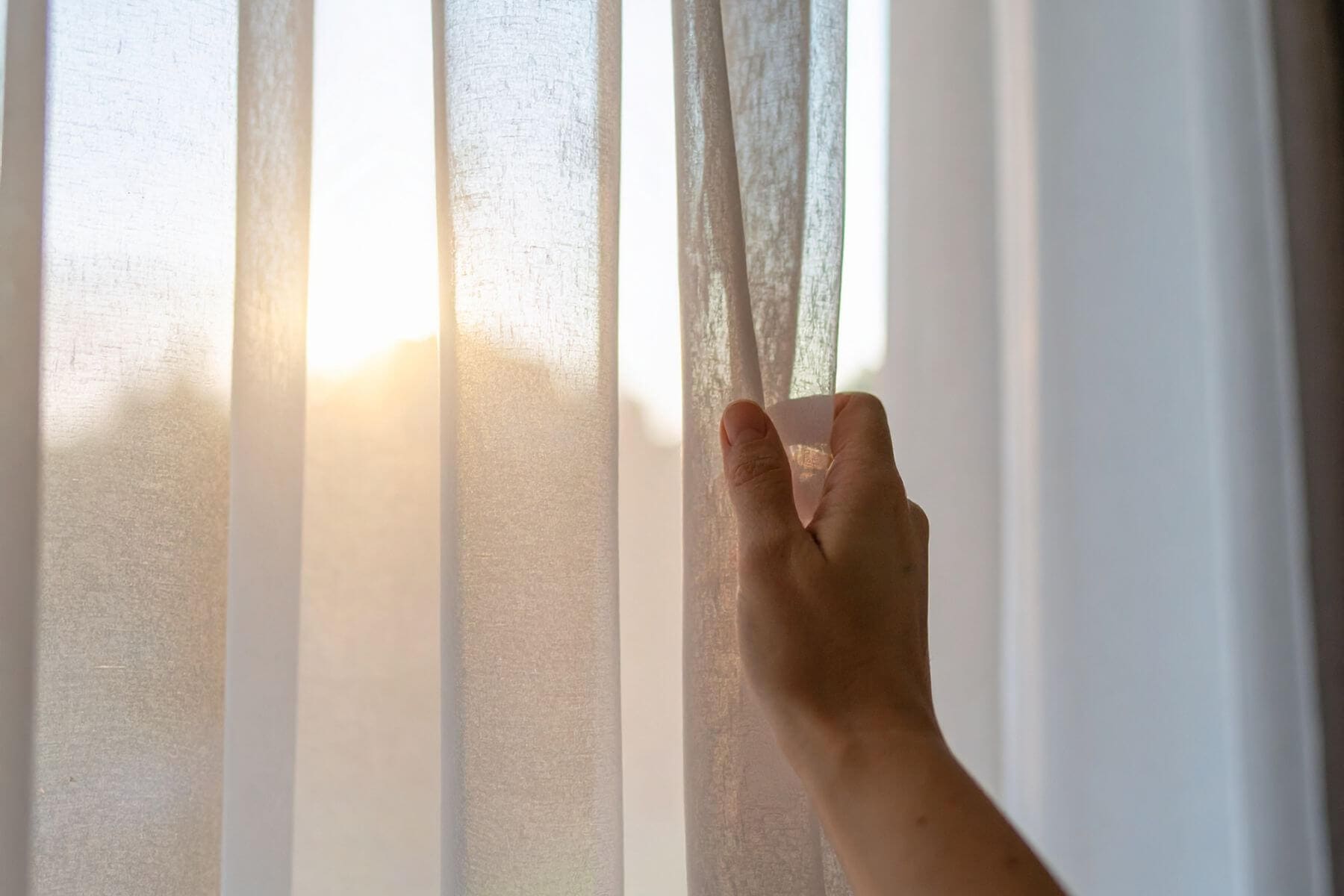 夏の朝　窓を開ける