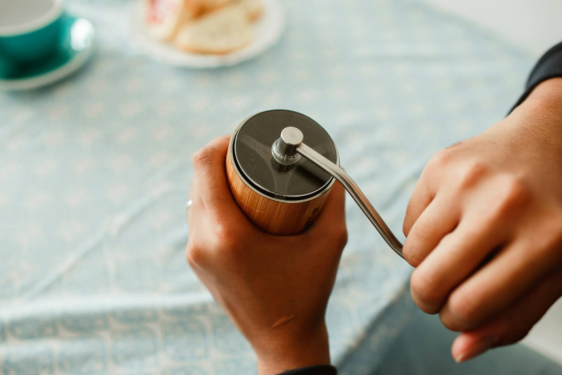 コーヒー豆をミルで挽く