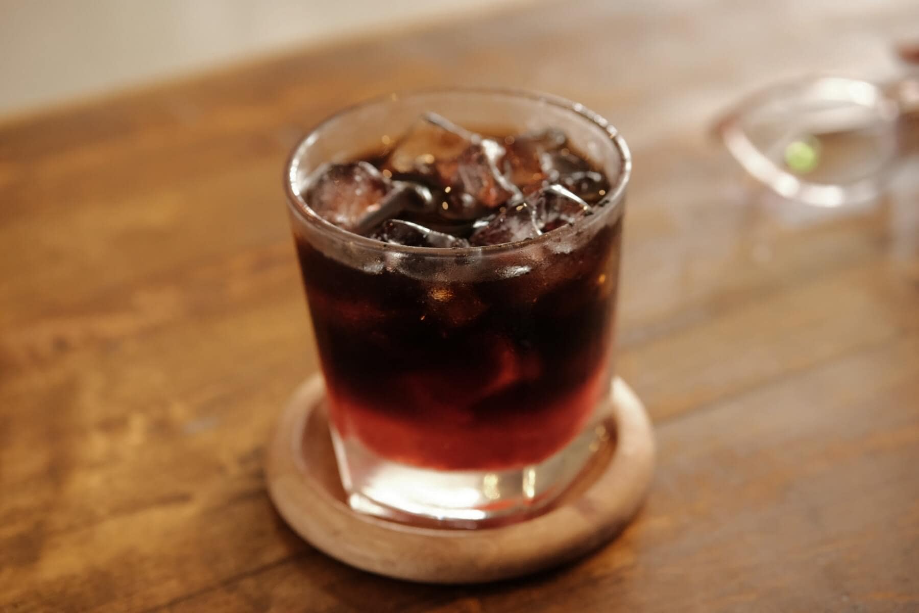 ロックグラスに入ったアイスコーヒー