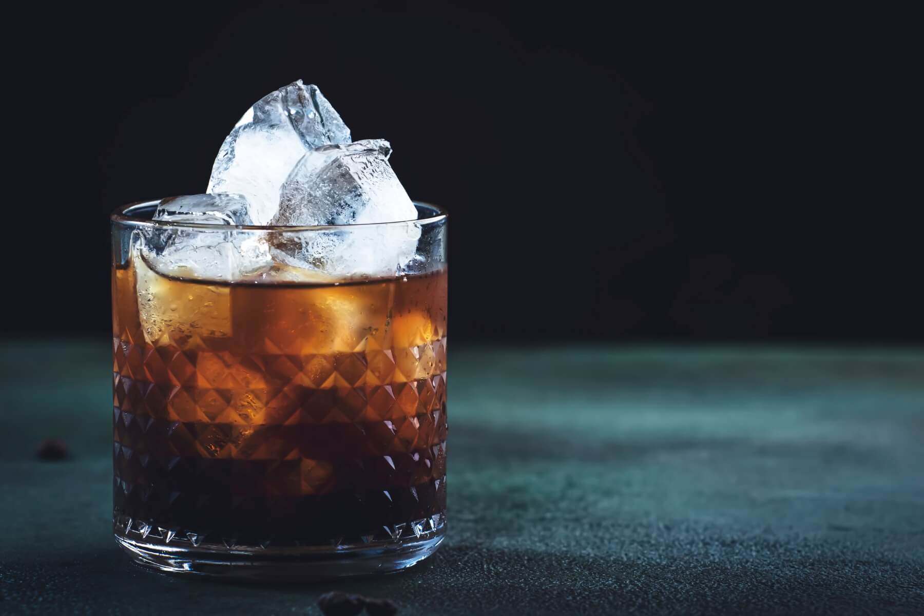 ロックグラスに入ったアイスコーヒー