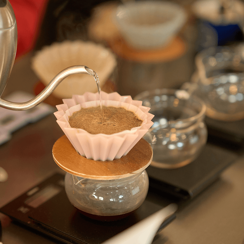 ハンドドリップでコーヒーを淹れている様子