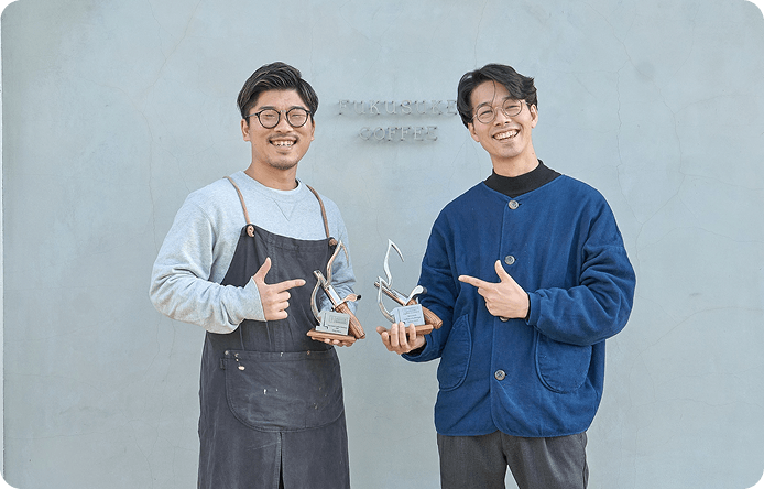 トロフィーを手に笑顔で並ぶ焙煎士