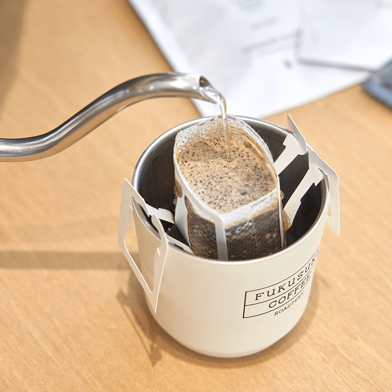 ドリップバッグでコーヒーを淹れている様子