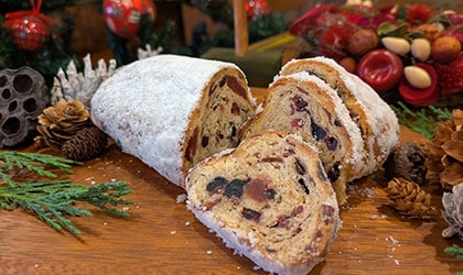 スライスされて粉砂糖がまぶされたシュトーレンの画像