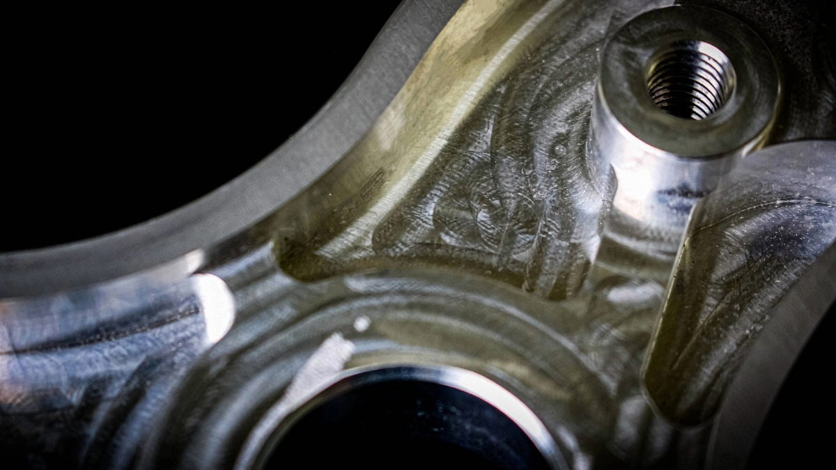 翼を想起させるトップブリッジ造形